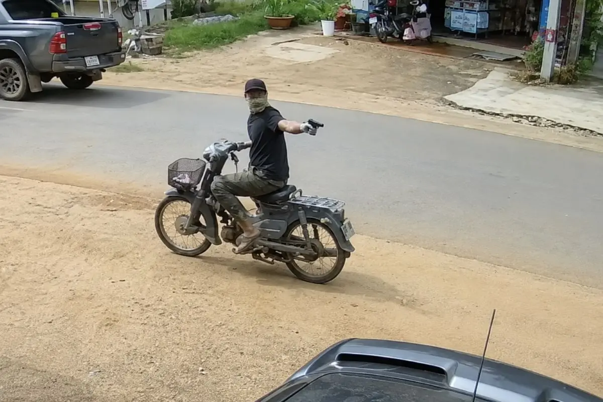 Bắt đối tượng dùng vật giống súng đe dọa người truy đuổi tại Đồng Nai. Công an đang điều tra hành vi gây mất an ninh trật tự.