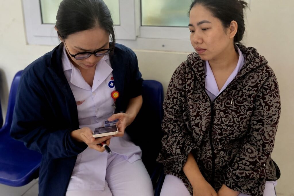 Nhân viên y tế Trần Thị Hồng kể lại việc giành bé sơ sinh khỏi tay kẻ tấn công tại Bệnh viện Sản Nhi Nghệ An.