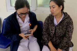 Nhân viên y tế Trần Thị Hồng kể lại việc giành bé sơ sinh khỏi tay kẻ tấn công tại Bệnh viện Sản Nhi Nghệ An.