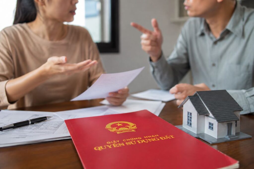Tranh chấp đất đai phát sinh khi vợ chồng chưa thống nhất việc chuyển nhượng nhà đất. Những rủi ro pháp lý cần lưu ý để tránh mất quyền lợi.