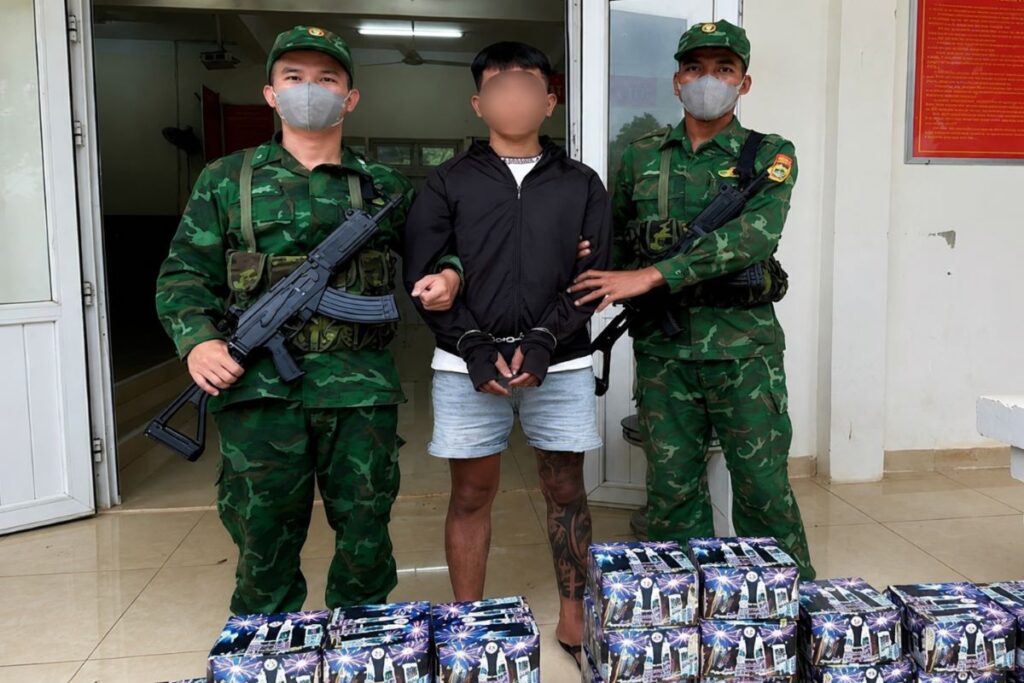 Bắt quả tang đối tượng vận chuyển gần 67kg pháo nổ qua biên giới. Lực lượng chức năng thu giữ nhiều tang vật liên quan vụ việc.