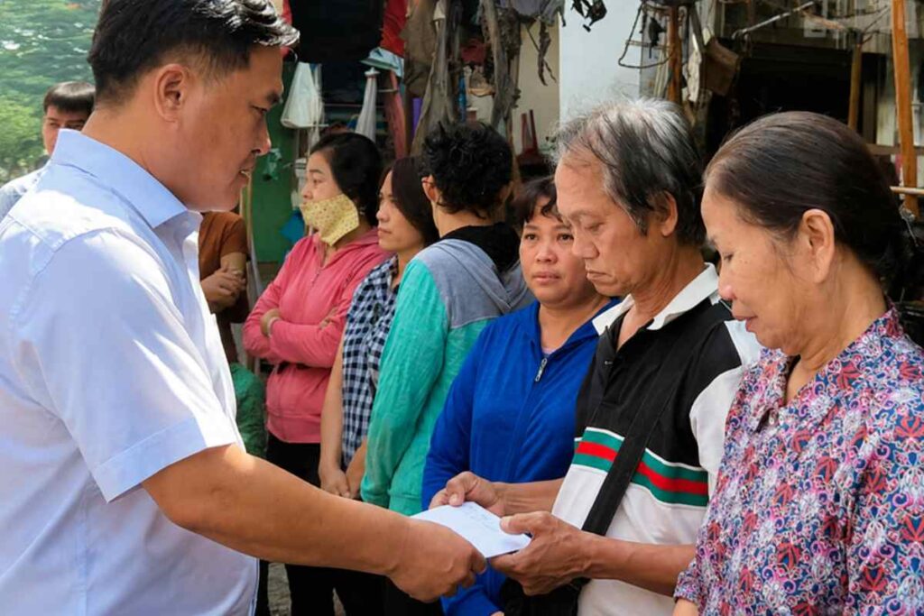 Lãnh đạo địa phương trao hỗ trợ, thăm hỏi các tiểu thương bị ảnh hưởng sau vụ cháy.