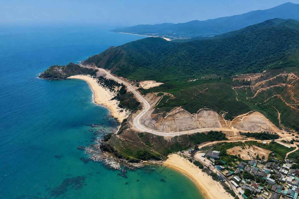 Cung đường Lộ Diêu dài 4,5 km uốn lượn giữa núi và biển Gia Lai, đang hoàn thiện để đưa vào khai thác cuối tháng 8.