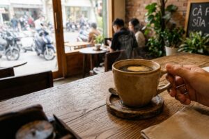 Uống cà phê mỗi ngày có thể tốt nếu dùng vừa phải, nhưng caffeine có thể làm tăng tạm thời huyết áp, nhịp tim và ảnh hưởng sức khỏe tim mạch.