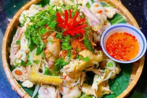 Gỏi gà măng cụt Long Khánh từ trái xanh được tận dụng thành món ăn theo mùa, góp thêm hương vị cho du lịch miệt vườn Đồng Nai.