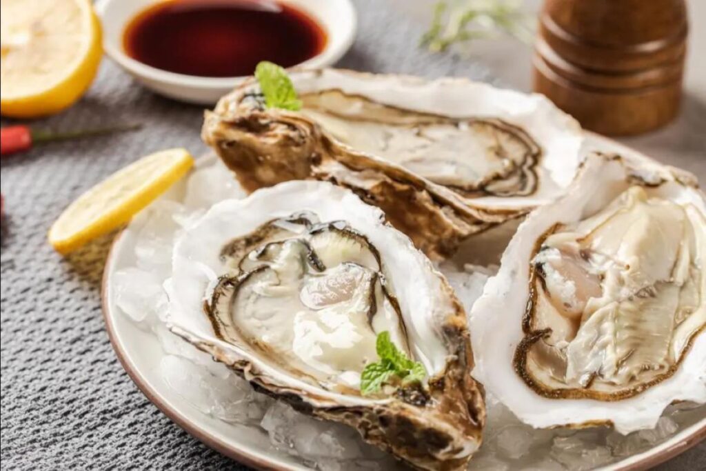 5 thực phẩm hỗ trợ tăng testosterone tự nhiên như hàu, trứng, nấm giàu kẽm, magie, vitamin D giúp duy trì nội tiết tố nam khỏe mạnh.