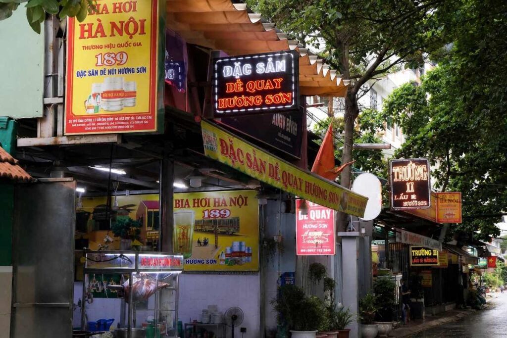 Thịt chó TPHCM dần biến mất tại những khu phố từng nổi tiếng, trong đó hẻm 189 Cống Quỳnh nay chuyển sang bán các món từ thịt dê.