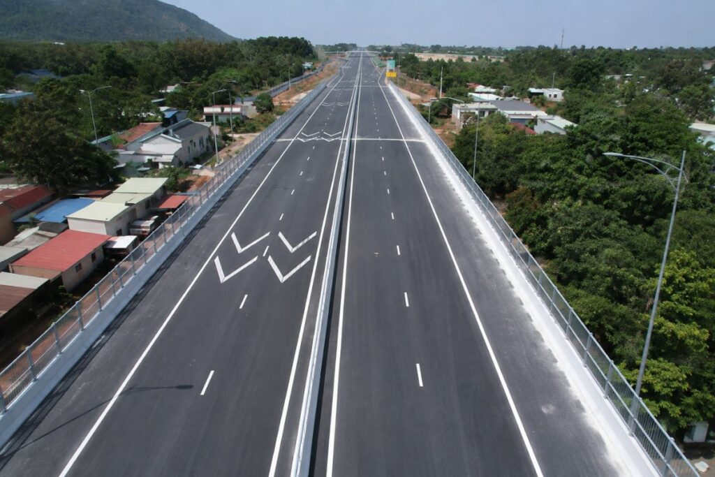 Đẩy nhanh tiến độ các dự án kết nối vùng sân bay Long Thành, yêu cầu nhà thầu tăng tốc thi công để bảo đảm mục tiêu hoàn thành đồng bộ.