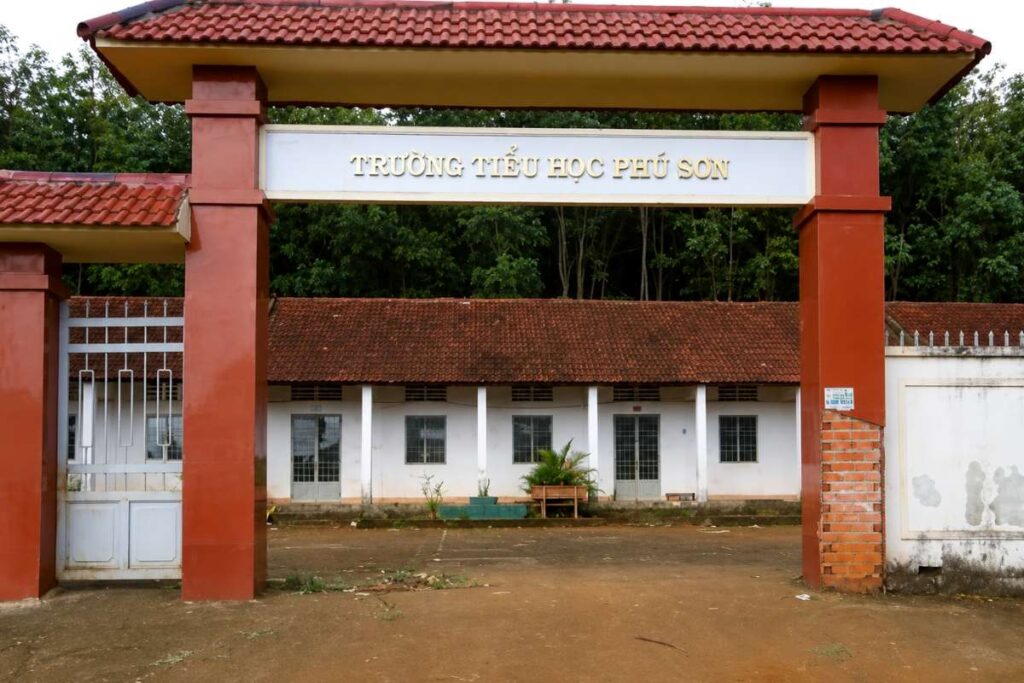 Hàng trăm học sinh Đồng Nai phải học nhờ hơn 2 năm vì trường xuống cấp, chưa thể xây mới do vướng quy hoạch khai thác bauxite.