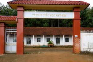 Hàng trăm học sinh Đồng Nai phải học nhờ hơn 2 năm vì trường xuống cấp, chưa thể xây mới do vướng quy hoạch khai thác bauxite.