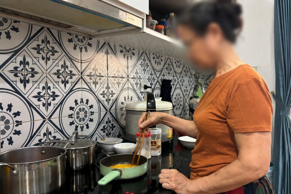 Cụ bà 70 tuổi lên Hà Nội làm giúp việc, tự kiếm tiền tiết kiệm dưỡng già, giảm gánh nặng cho con cháu. Câu chuyện đáng suy ngẫm.