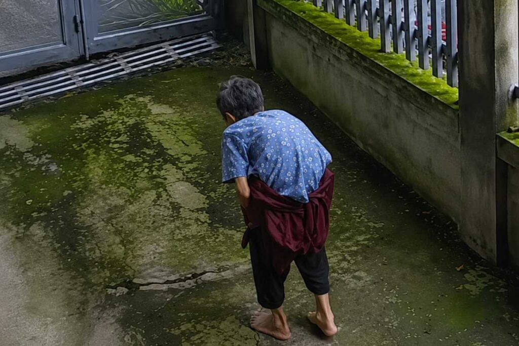 Đồng Nai huy động hàng trăm người tìm kiếm cụ bà 89 tuổi mất liên lạc gần 2 ngày. Công an kêu gọi người dân cung cấp thông tin.