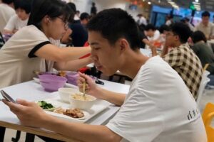 Sinh viên Thanh Hoa vẫn sử dụng điện thoại trong đời thường, cho thấy điện thoại không phải lúc nào cũng là nguyên nhân khiến thành tích học tập sa sút