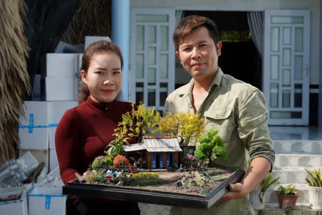 Vợ chồng trẻ về Cà Mau làm mô hình nhà miền Tây từ vật liệu tái sử dụng, tạo thu nhập ổn định và lưu giữ ký ức quê nhà.