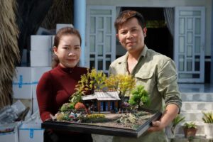 Vợ chồng trẻ về Cà Mau làm mô hình nhà miền Tây từ vật liệu tái sử dụng, tạo thu nhập ổn định và lưu giữ ký ức quê nhà.