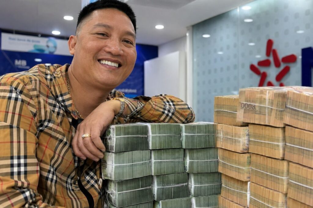 Huấn Hoa Hồng bị cáo buộc kinh doanh nước hoa doanh thu hơn 300 tỷ đồng không xuất hóa đơn VAT, đặt ra câu hỏi ai là người mua.