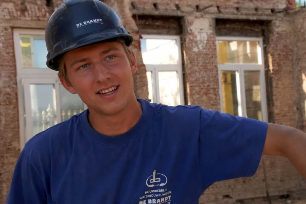 Thợ xây Bỉ phát hiện kho vàng trị giá 9 triệu euro trong tường nhà, trong đó có hơn 40 thỏi vàng và hàng nghìn đồng xu cổ