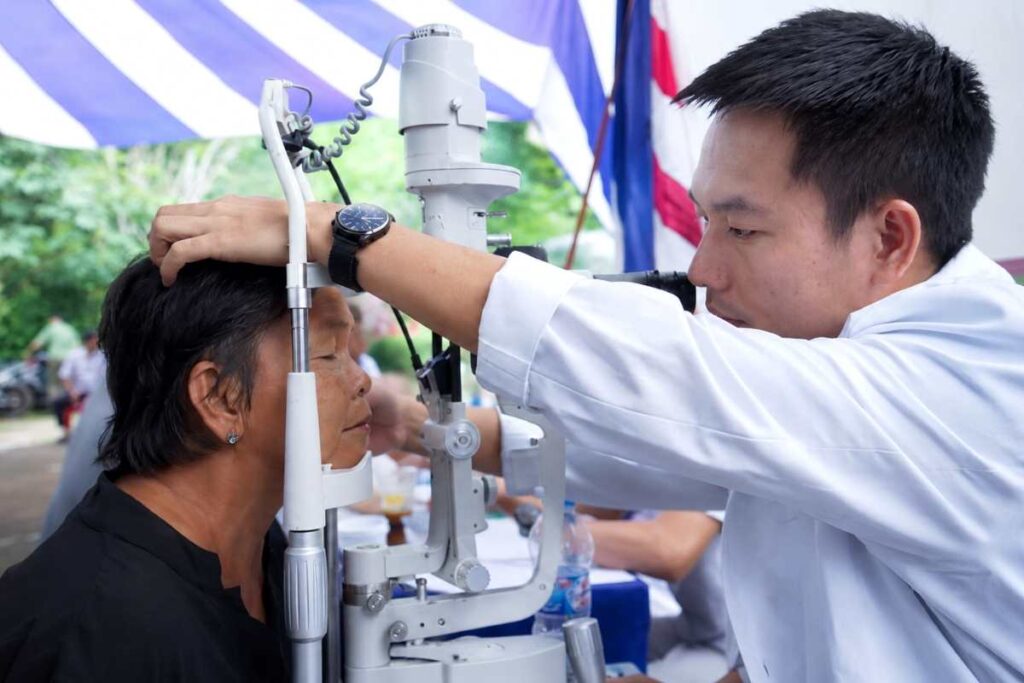 Bệnh viện Mắt Hà Nội - Đồng Nai khám mắt, tầm soát bệnh và cấp thuốc miễn phí cho người dân vùng biên Bù Gia Mập