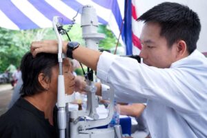 Bệnh viện Mắt Hà Nội - Đồng Nai khám mắt, tầm soát bệnh và cấp thuốc miễn phí cho người dân vùng biên Bù Gia Mập