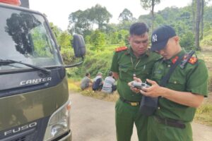 Công an xã Nam Cát Tiên dùng máy bay không người lái tìm cụ bà Chu Thị Đoàn, người mất liên lạc 10 ngày ở Đồng Nai.
