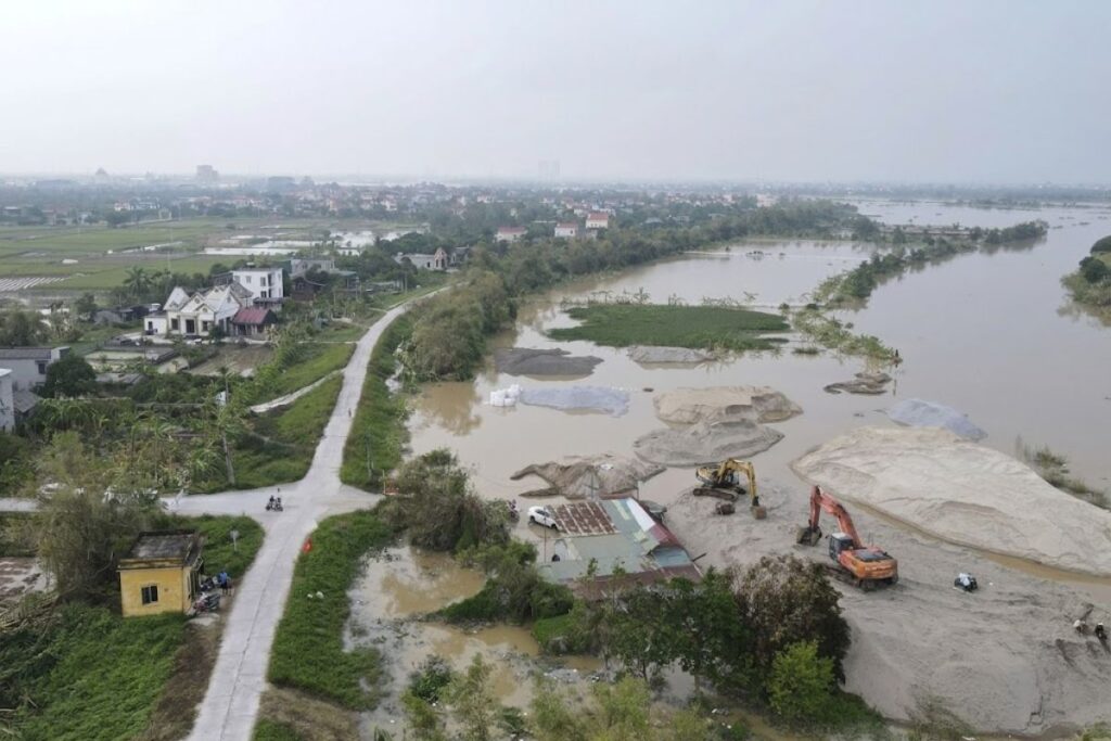 Gần 1.000 sự cố đê điều xảy ra trong hai năm thiên tai cực đoan, cho thấy áp lực lớn lên hệ thống đê và công tác phòng chống lũ.