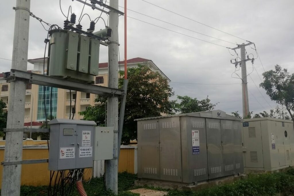 Người đàn ông tử vong gần trạm điện ở Đồng Nai, bên cạnh có kìm cộng lực. Cơ quan chức năng đang xác minh nguyên nhân vụ việc.