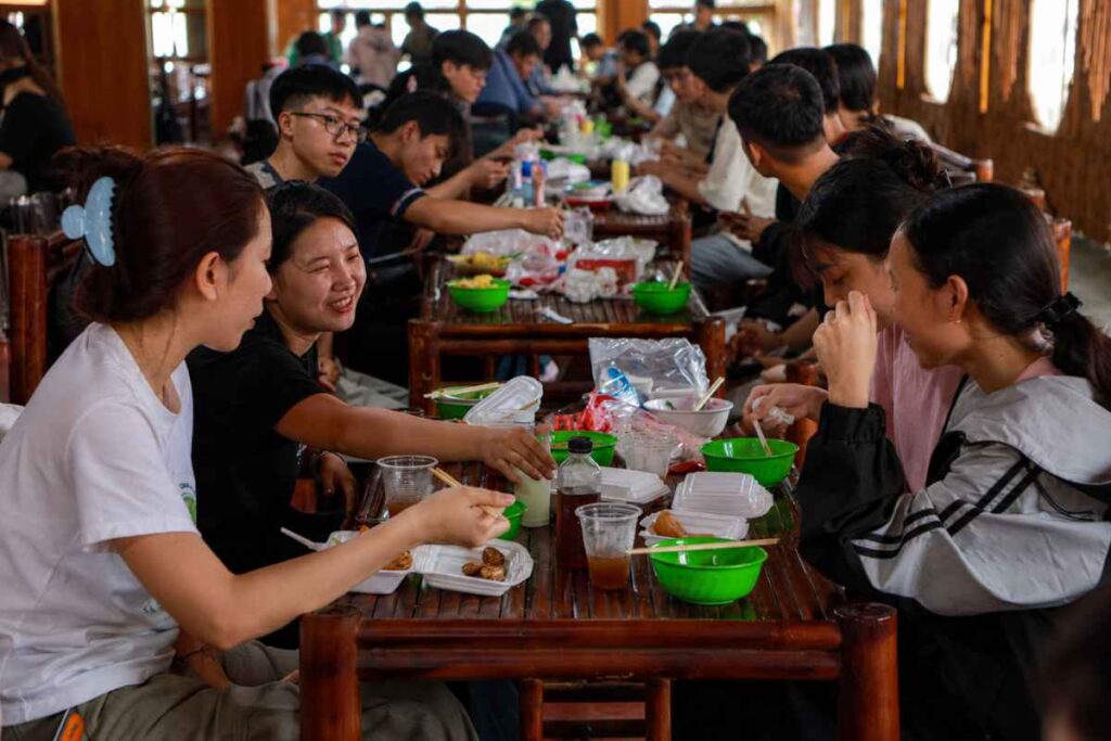 Buffet chay 0 đồng tại chùa Phước Tường, TP.HCM thu hút khoảng 3.000 người mỗi lần với thực đơn phong phú và hoạt động duy trì suốt 17 năm.