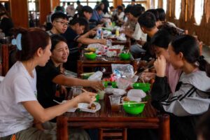Buffet chay 0 đồng tại chùa Phước Tường, TP.HCM thu hút khoảng 3.000 người mỗi lần với thực đơn phong phú và hoạt động duy trì suốt 17 năm.