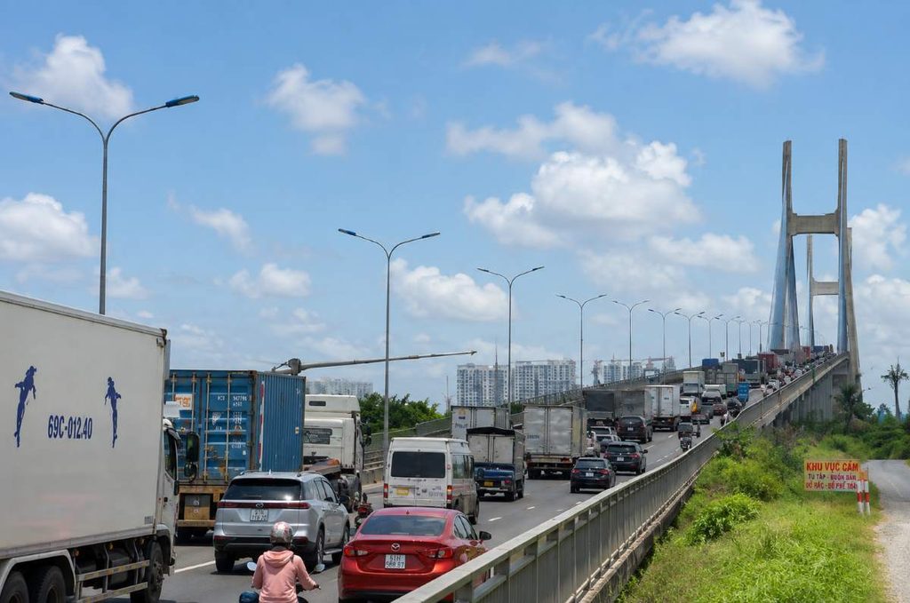 Cầu Phú Mỹ hiện hữu thường xuyên đông xe, thúc đẩy kỳ vọng về cầu Phú Mỹ 2, tăng kết nối TP.HCM - Đồng Nai.