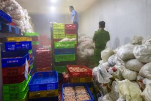 Đồng Nai buộc tiêu hủy 7,7 tấn chân gà đông lạnh hết hạn, sau khi cơ quan chức năng phát hiện số hàng vi phạm tại kho.