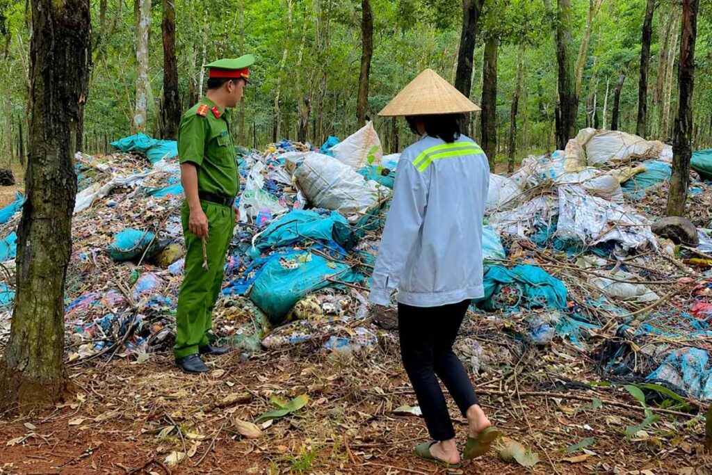 Đồng Nai phát hiện gần 8,5 tấn chất thải rắn công nghiệp bị đổ trộm tại vườn cao su gần sân bay Tecnic.