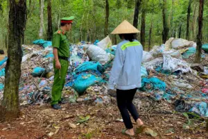 Đồng Nai phát hiện gần 8,5 tấn chất thải rắn công nghiệp bị đổ trộm tại vườn cao su gần sân bay Tecnic.