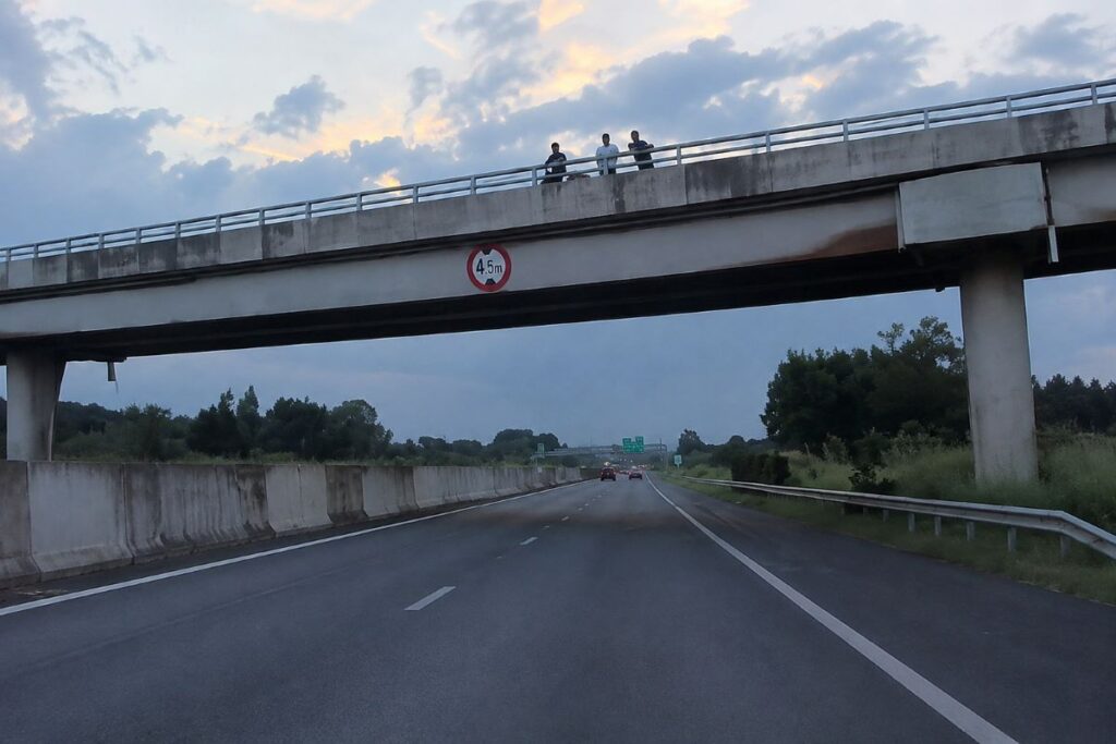 Công an xác định 4 thanh niên ném hạt, vỏ chôm chôm vào xe trên cao tốc Phan Thiết - Dầu Giây, làm rõ vụ việc gây bức xúc.