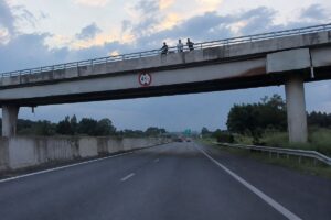 Công an xác định 4 thanh niên ném hạt, vỏ chôm chôm vào xe trên cao tốc Phan Thiết - Dầu Giây, làm rõ vụ việc gây bức xúc.