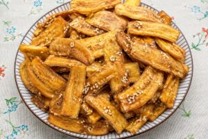 Chuối sấy Chứa Chan từ những quả chuối địa phương, qua bàn tay người dân trở thành món quà quê mang hương vị đặc trưng Đồng Nai.