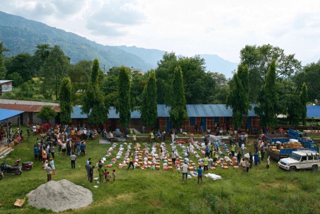 Cứu hộ lũ Nepal chuyển sang cứu trợ, khi tình nguyện viên chuẩn bị nhu yếu phẩm cho người sống sót tại Devighat, Nuwakot.