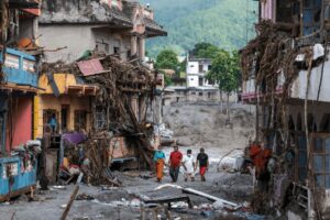 Cứu hộ lũ Nepal tiếp diễn giữa Devighat phủ bùn, cành cây và đồ đạc sau lũ, khi hơn 4.200 người vẫn được tìm kiếm.