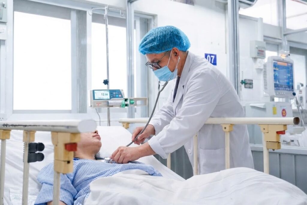 Sản phụ mắc sốt xuất huyết Dengue nặng, băng huyết sau sinh, suy gan cấp được các bác sĩ cứu sống sau 4 lần phẫu thuật và can thiệp lớn.
