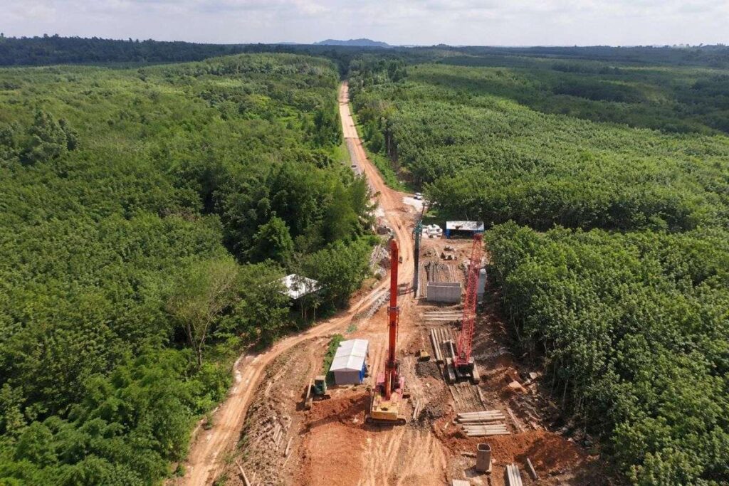 Cầu Mã Đà đang được đưa máy móc vào thi công, mở đầu dự án đường xuyên rừng dài 13 km qua Khu bảo tồn thiên nhiên văn hóa Đồng Nai.