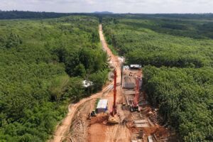 Cầu Mã Đà đang được đưa máy móc vào thi công, mở đầu dự án đường xuyên rừng dài 13 km qua Khu bảo tồn thiên nhiên văn hóa Đồng Nai.