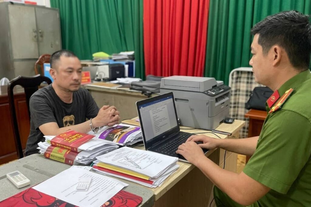 Người đàn ông ở Đồng Nai đầu thú sau khi tạt sơn vào nhà dân lúc rạng sáng, làm hư hỏng nhà và ô tô. Công an đang xác minh vụ việc.