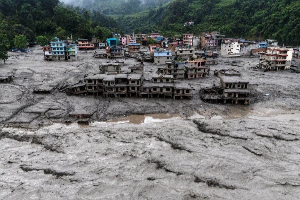 Lũ Nepal phủ bùn nhiều khu nhà ở Devighat, trong lúc điểm chắn mới ở thượng nguồn khiến cảnh báo dọc hành lang sông chưa kết thúc.
