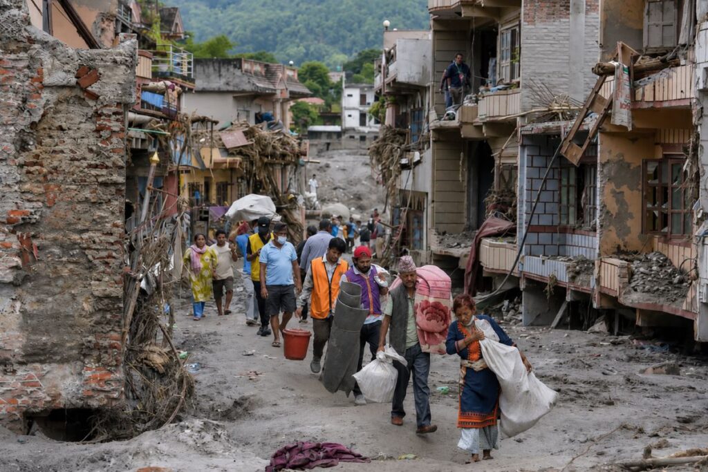 Lũ Nepal để lại bùn đất dày tại Devighat; người dân trở về thu gom tài sản trong lúc Trishuli vẫn được theo dõi chặt.