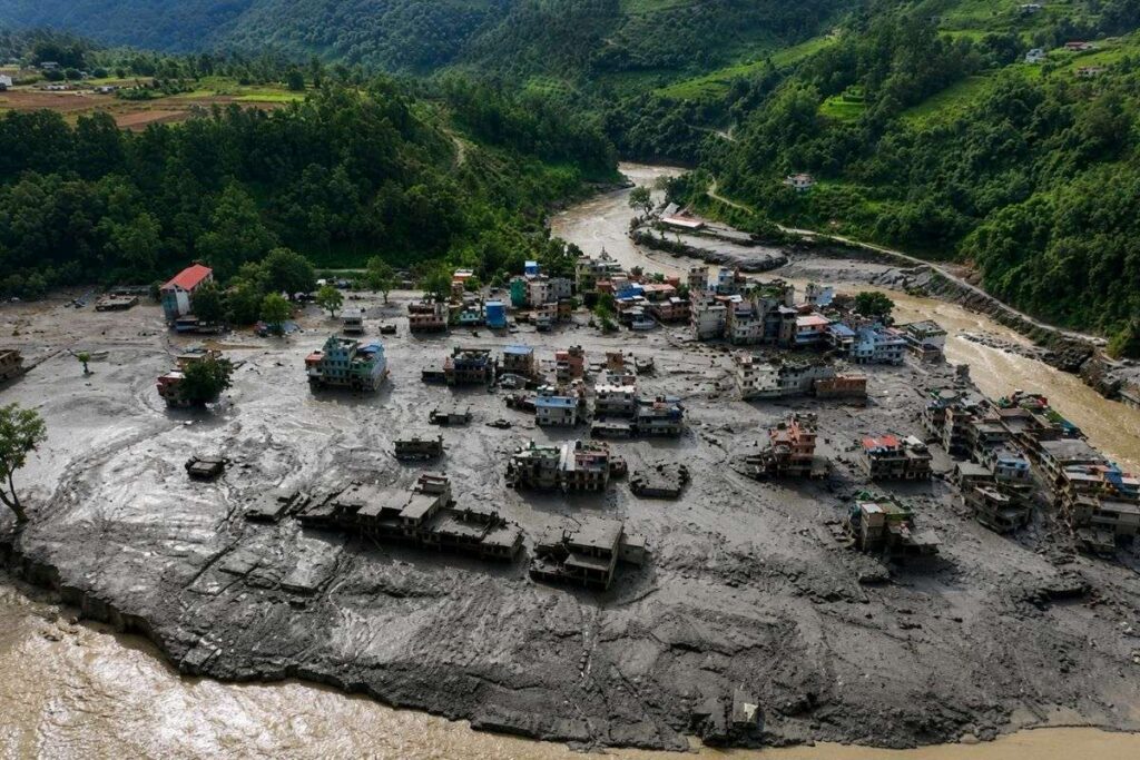 Lũ quét Nepal - Tây Tạng gây thiệt hại nghiêm trọng, cuốn phăng nhà cửa, đường sá và khiến hàng trăm người thiệt mạng, mất tích.