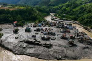 Lũ quét Nepal - Tây Tạng gây thiệt hại nghiêm trọng, cuốn phăng nhà cửa, đường sá và khiến hàng trăm người thiệt mạng, mất tích.