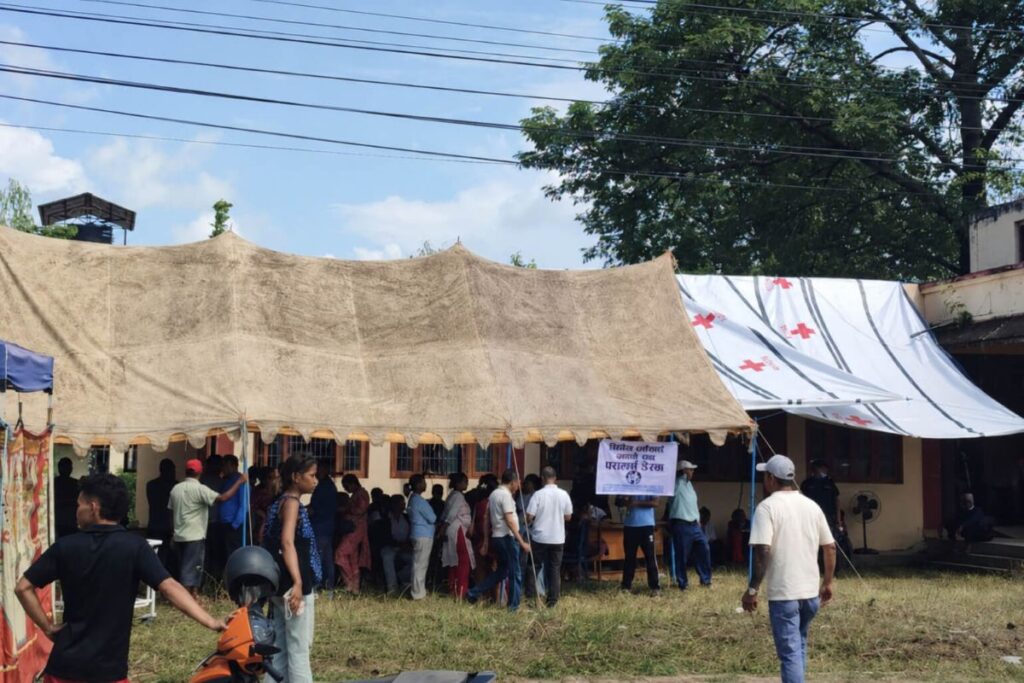 Lũ quét Nepal khiến nhiều gia đình đổ về điểm quản lý nạn nhân ở Bharatpur, chờ thông tin về người thân còn mất tích.