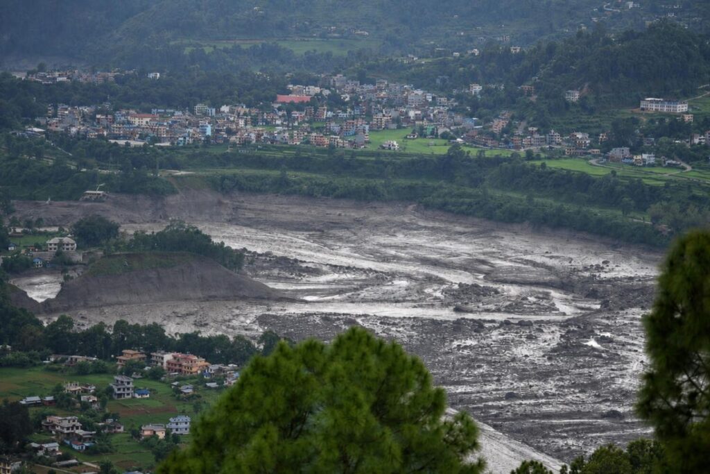 Lũ quét Nepal để lại dòng bùn đá khổng lồ giữa thung lũng, trong khi hàng nghìn người còn mất tích và nguy cơ lũ thứ cấp chưa chấm dứt.