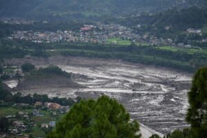 Lũ quét Nepal để lại dòng bùn đá khổng lồ giữa thung lũng, trong khi hàng nghìn người còn mất tích và nguy cơ lũ thứ cấp chưa chấm dứt.