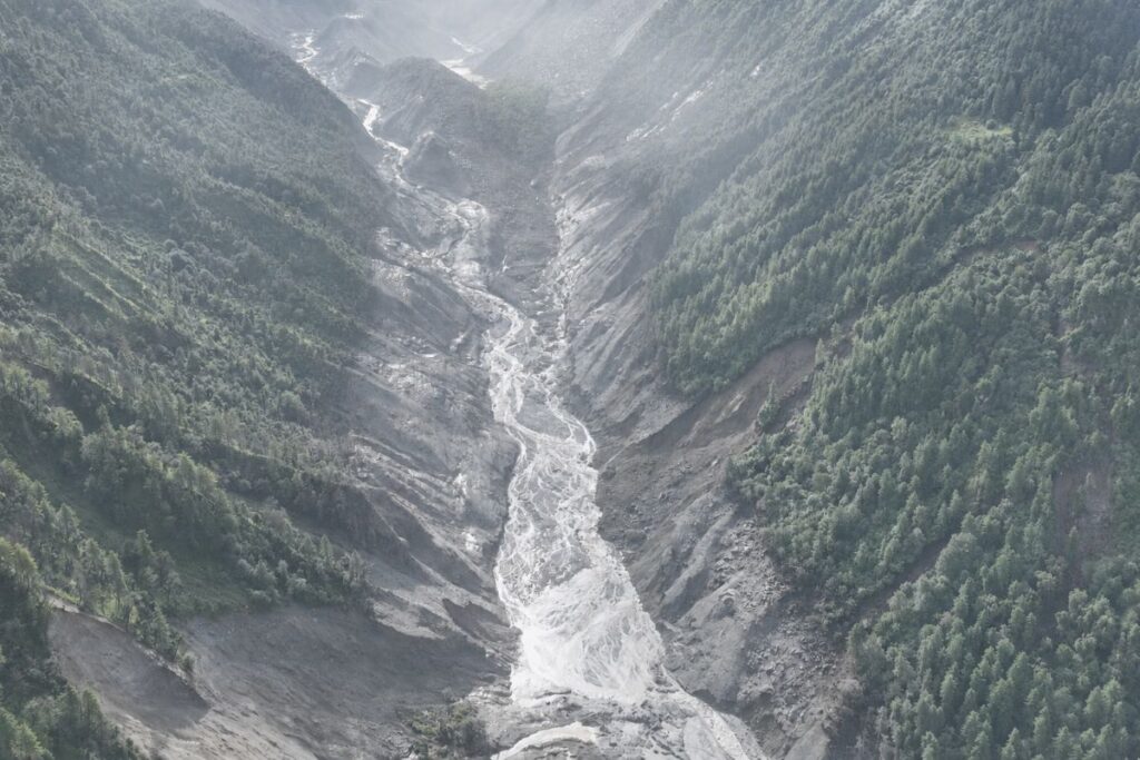 Nguyên nhân lũ quét Nepal được truy từ vụ sụp đá–băng, tạo dòng vật liệu rồi gây lũ quét lan xuống hệ thống sông.