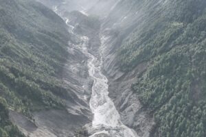 Nguyên nhân lũ quét Nepal được truy từ vụ sụp đá–băng, tạo dòng vật liệu rồi gây lũ quét lan xuống hệ thống sông.